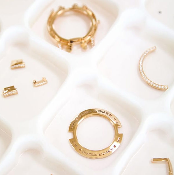 零件清洗完畢后將機(jī)芯裝入表殼并進(jìn)行檢測(cè)-法穆蘭維修服務(wù)中心